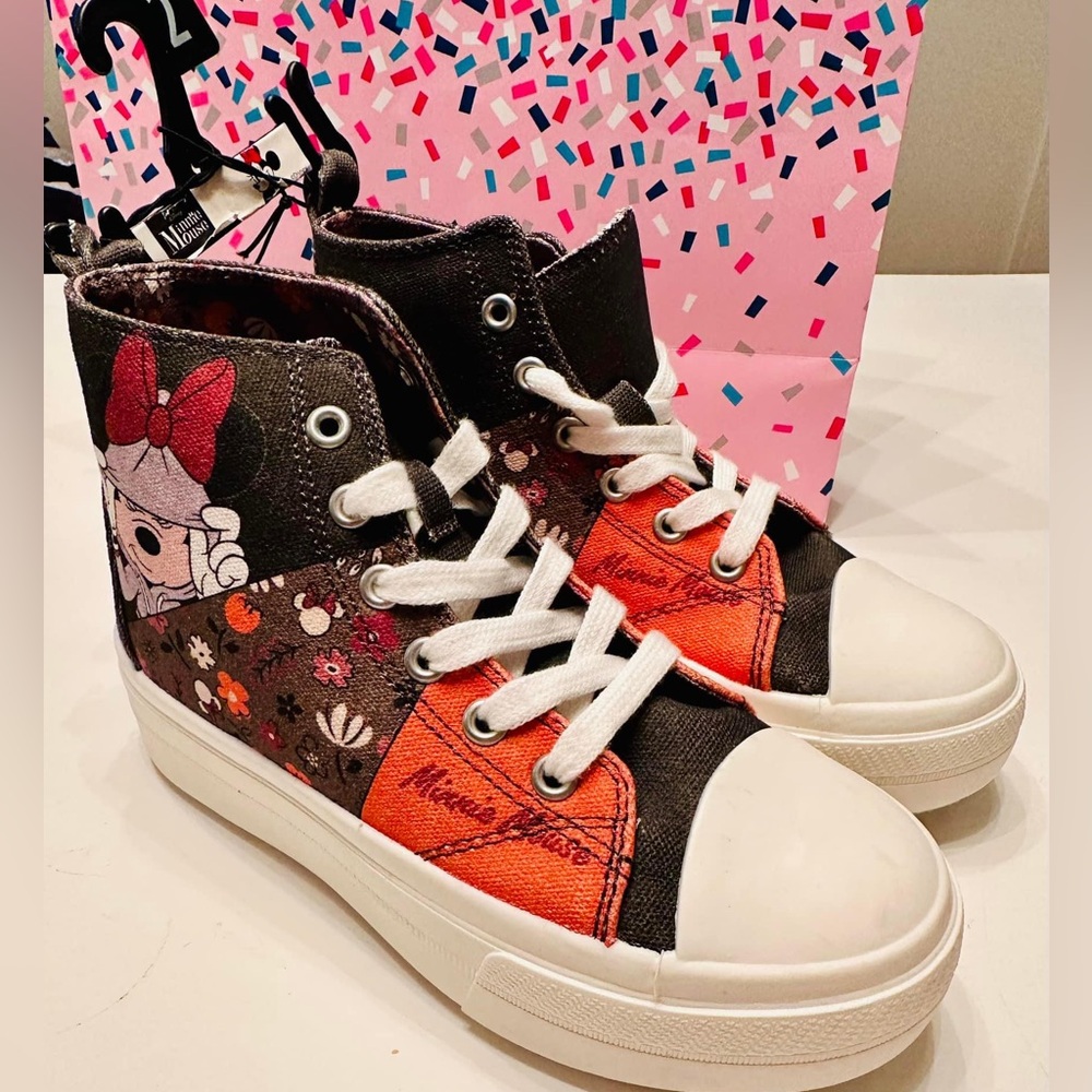 NWT Girl’s Size 2 Disney Minnie Mouse Platform Snearkers